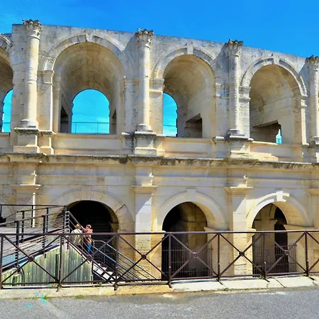 Stunning Stacaravan In Raphele-les-arles Campsite *